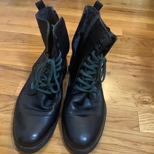 Men’s leather boots used. The generic man boots